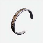 Bracelet en métal argenté avec des torsades dorées. Un motif viking doré au milieu
