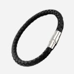 Bracelet cordon de couleurs chaudes noir, sur fond gris clair.