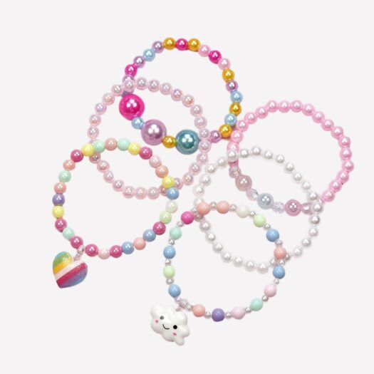 Lot de bracelets en perles et motifs colorés pour petite fille sur fond rose.