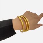 Bras avec bracelets dorés tibétains