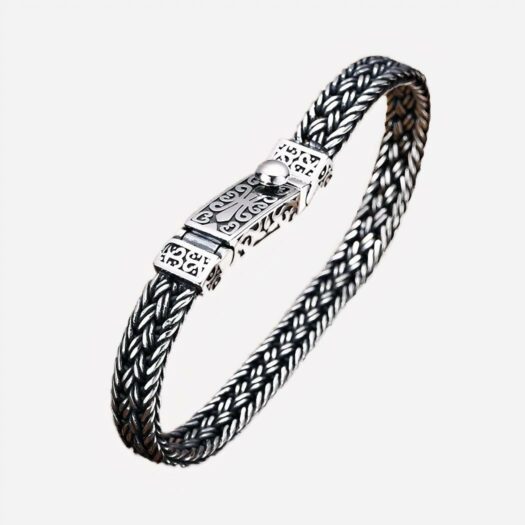 Photo d'un bracelet pour homme en argent certifié sterling 925, fermoir à poussoir travaillé, et mailles entrelacées, posé sur un rondin de bois