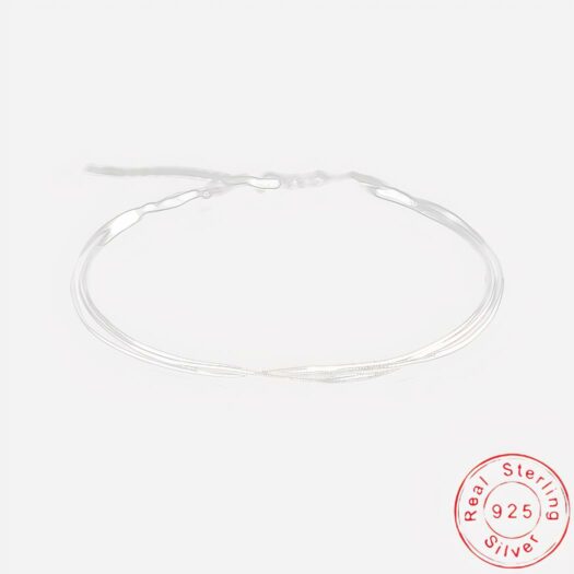 Photo d'un bracelet de cheville femme en argent sterling 925 à trois rangs avec une extension de chaîne, sur un fond noir