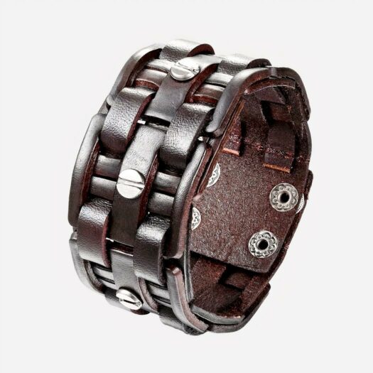 Photo d'un bracelet de force marron en cuir tressé en relief en quinconce avec fermeture réglable à boutons pression et rivets style vis, le tout sur fond blanc