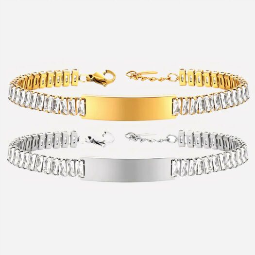 Photo de deux bracelets gourmette pour femme l'un argenté et l'autre doré agrémentés de zircons sur chaque maillon, fermoir homard réglable et plaque d'identité, le tout sur un fond blanc