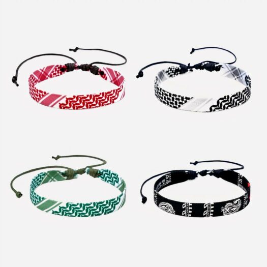 4 bracelets tissés en rouge, noir, vert et blanc. Il se ferment avec un noeud noir