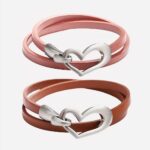 Deux bracelets en cuir rose et rouge, orné d'un cœur