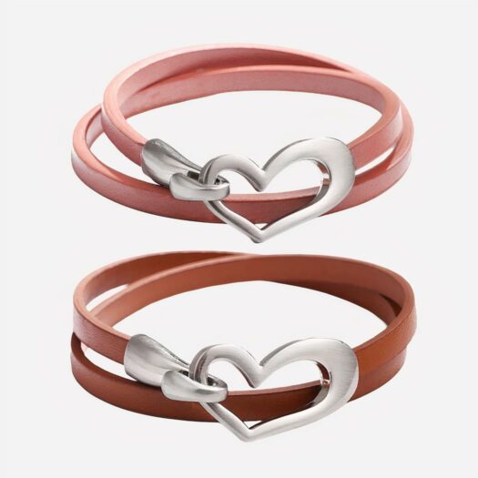 Deux bracelets en cuir rose et rouge, orné d'un cœur