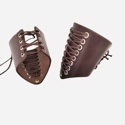 Photo de deux bracelets de force de style médiéval punk à lacets, bout devant pointu et rivets en cuir PU marron l'un de face et l'autre retourné