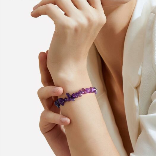 Bras de femme avec bracelet en améthyste
