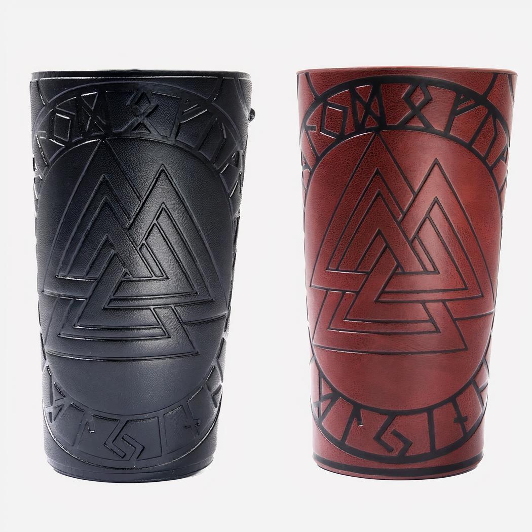 6406-tfbhdz.jpg Photo de deux bracelts de force en cuir synthétique, l'un noir et l'autre marron longs à motifs géométriques triangulaires gravés, sur un fond blanc