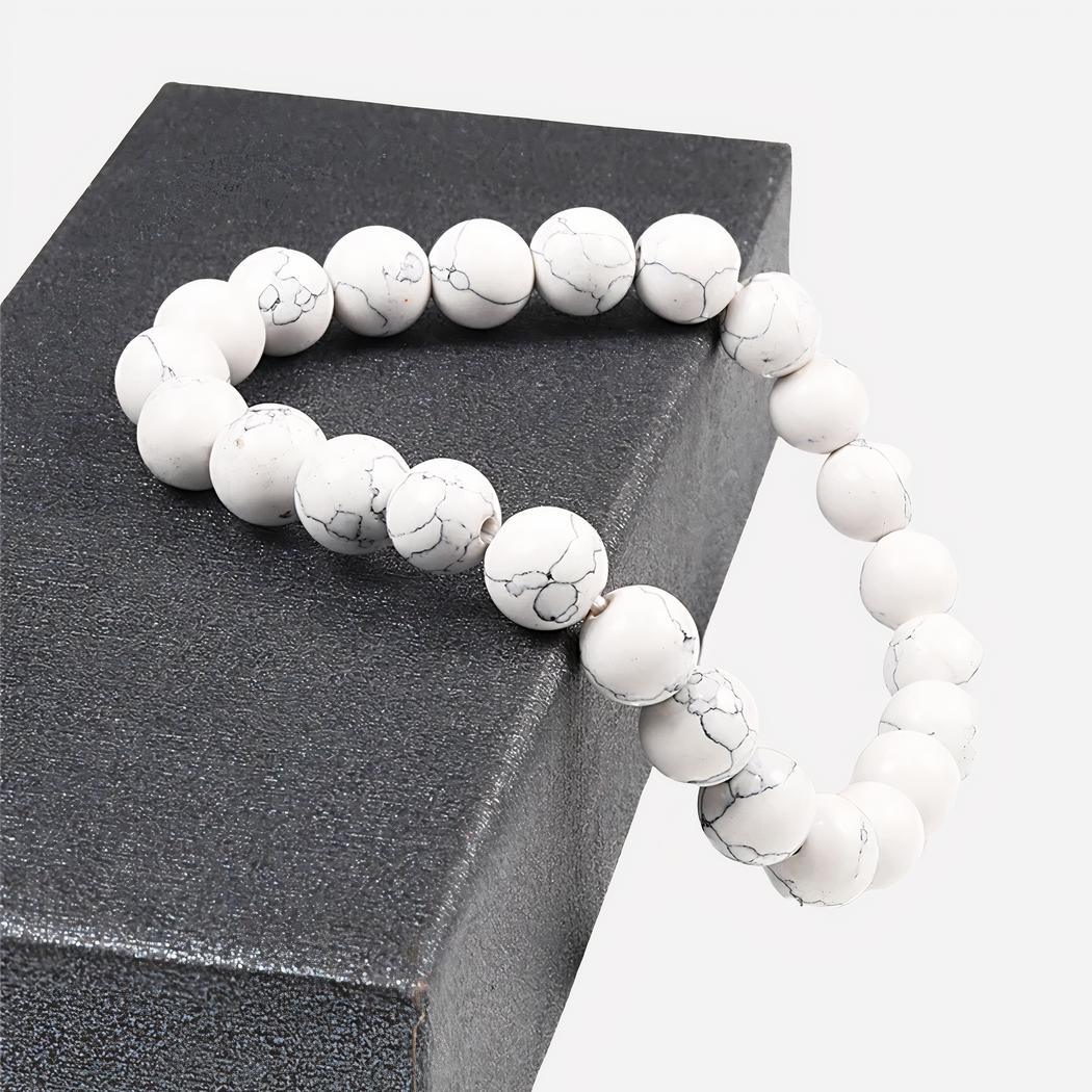 6457-uwnevn.jpg Bracelet en pierres blanches posé.