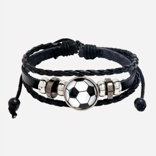 Bracelet avec ballon de foot sur fond blanc.