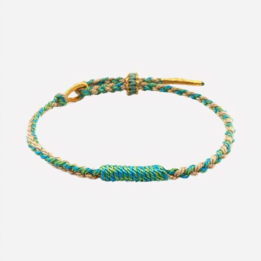 Bracelet en corde rond vert clair et beige. Sysstème de fermeture ajustable avce une boucle aux enbouts dorés