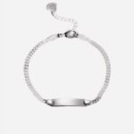 Photo d'un bracelet gourmette en argent pour femme avec petit coeur au bout de l'extension réglable, sur un fond noir