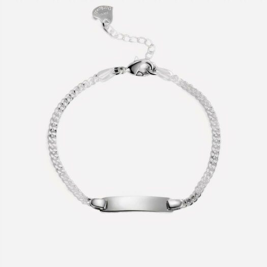 Photo d'un bracelet gourmette en argent pour femme avec petit coeur au bout de l'extension réglable, sur un fond noir