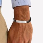 Bracelet gourmette vue sur un poignet.