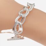 Bracelet chaine sur un poignet.