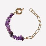 Bracelet chaine dorée et pierres violettes.