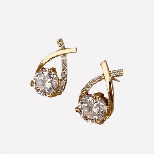 Boucles d'oreilles dorées avec des pierres brillantes.