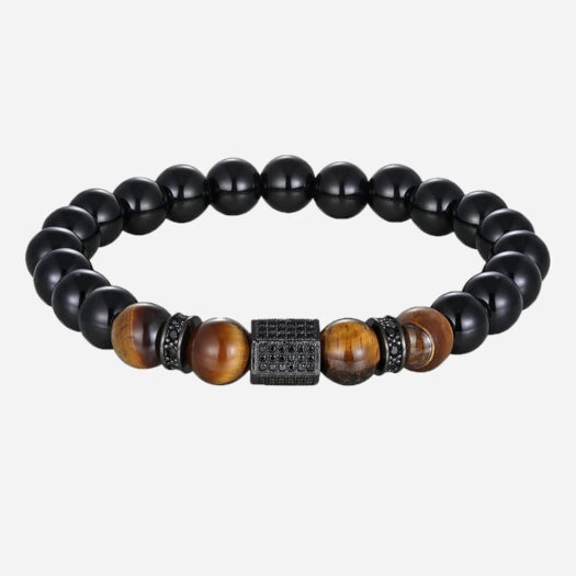 Un bracelet avec des perles noires, des perles marron, 2 petites pièces et une grande pièce centrale en métal