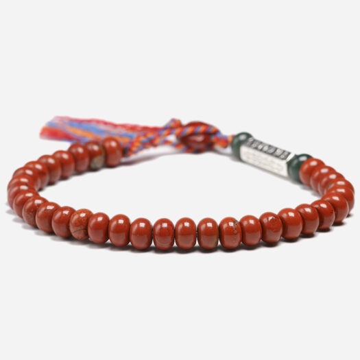 Photo d'un bracelet bouddhiste en jaspe rouge avec mantras sur perle argentée et coton tressé