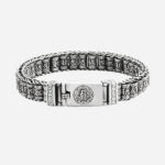 Photo d'un bracelet bouddhiste en acier argenté compenant des perles gravées de six mantras