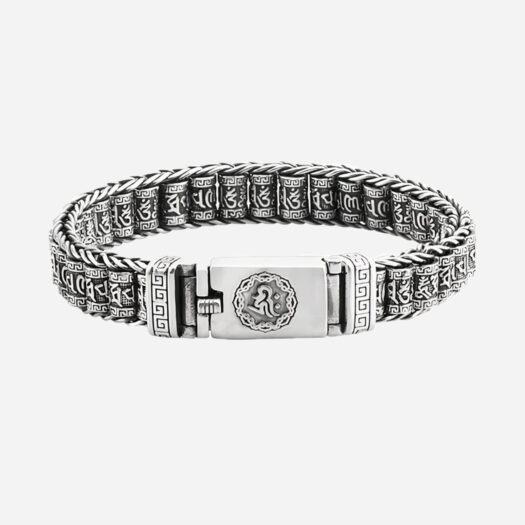 Photo d'un bracelet bouddhiste en acier argenté compenant des perles gravées de six mantras