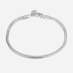 Bracelet chaine en argent à maille serrée.