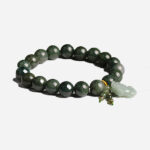 Photo d'un bracelet en perles de jade avec un pendentif du dragon Pixiu.