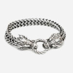 Bracelet en maille avec têtes de dragon.