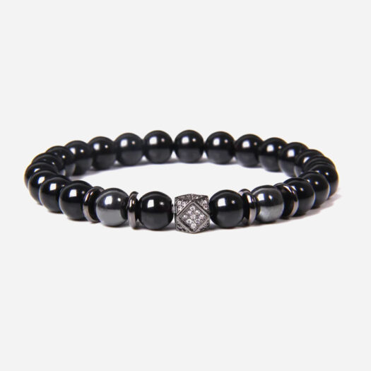Photo d'un bracelet pour homme en perles d'Onyx noir agrémenté d'une perle carrée.