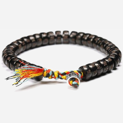 Photo d'un bracelet tibétain pour homme en perles de coques de noix de coco gravées de mantras et coton tressé avec perle en alliage