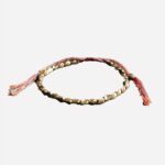 Photo d'un bracelet bouddhiste pour homme en coton tressé multicolore et perles dorées en acier triangulaires arrondies sur des mantras