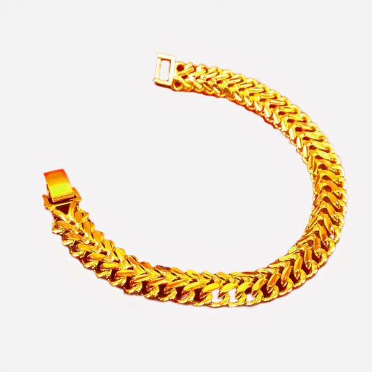 Bracelet en grosse maille doré sur fond rouge.