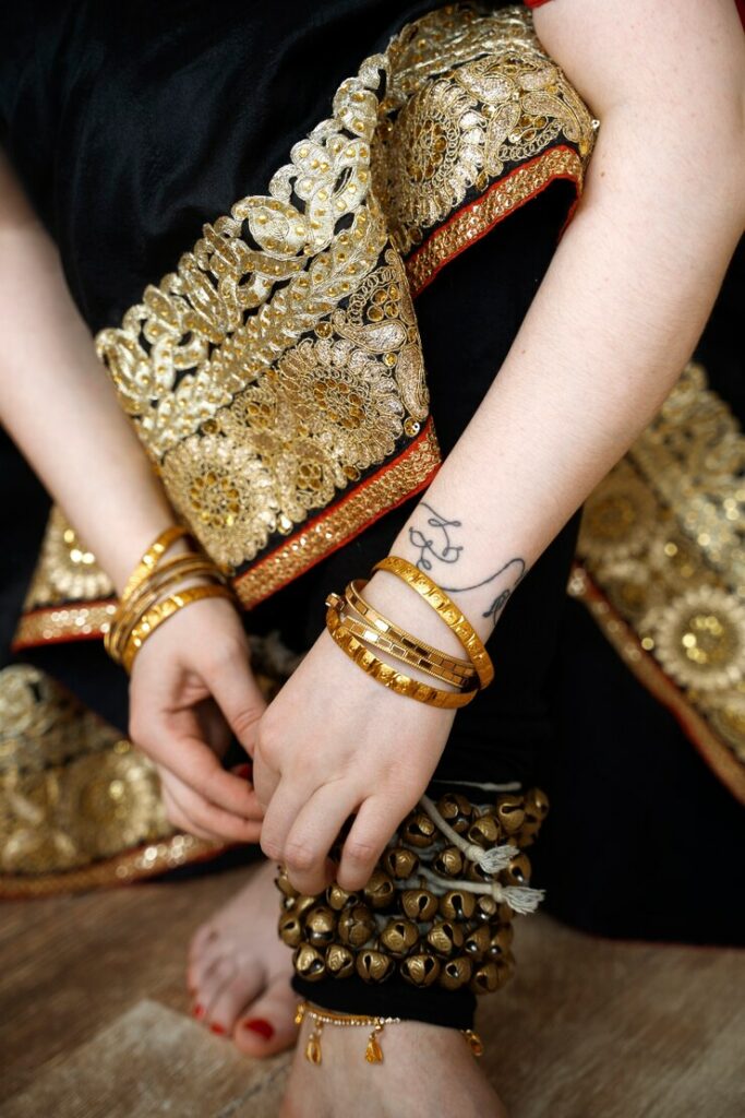Comment se porte un bracelet bouddhiste ? Article beautiful young woman wearing sari 23 2149502947