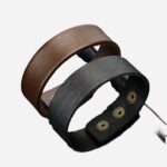 Bracelets en cuir noir et marron.