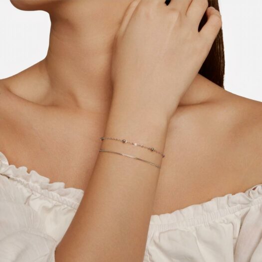 Femme deux bracelets double-rang argent au bras