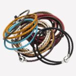 Tas de bracelets en cuir colorés