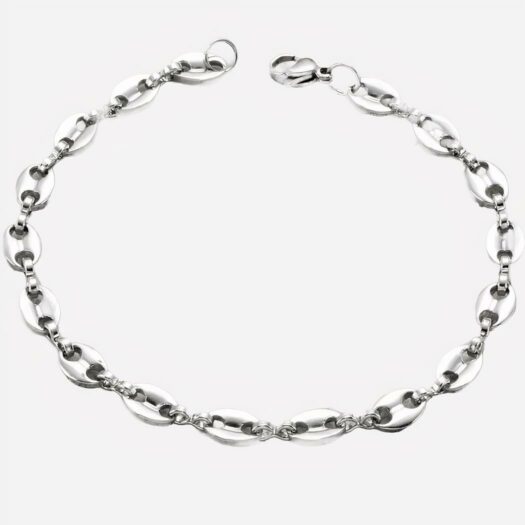 Bracelet en maille grain de café argenté posé une une table grise