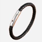 Bracelet en cuir tressé.