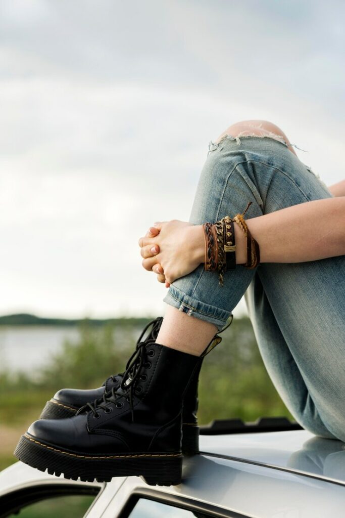 Comment activer un bracelet œil de tigre ? Article close up legs sitting car 23 2148601558