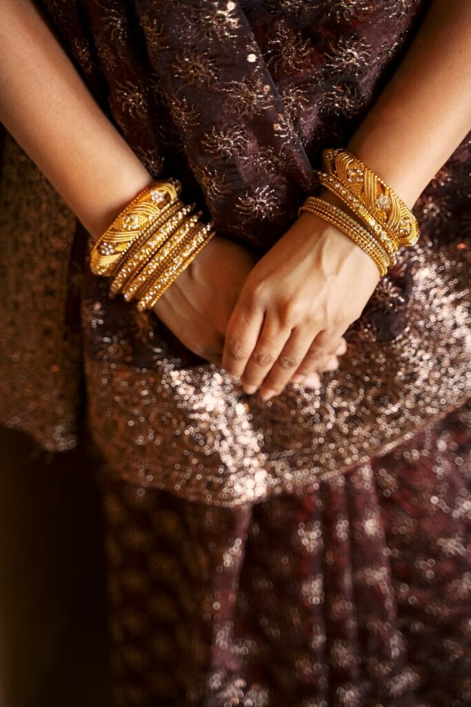 Comment se porte un bracelet bouddhiste ? Article young indian woman wearing sari 23 2149400884