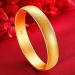 Jonc en or givré fond rouge