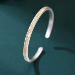 Bracelet jonc argenté avec motifs floraux plaqué or jaune