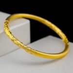 Jonc en or sur support beige