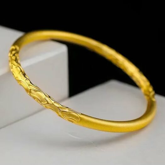 Jonc en or sur support beige