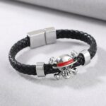 Bracelet en cuir tressé pour homme à l'effigie de Jolly Roger dans One Piece, posé sur un support gris