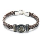 Bracelet en cuir marron tressé pour homme à l'effigie de l'Attaque des Titans, sur fond blanc
